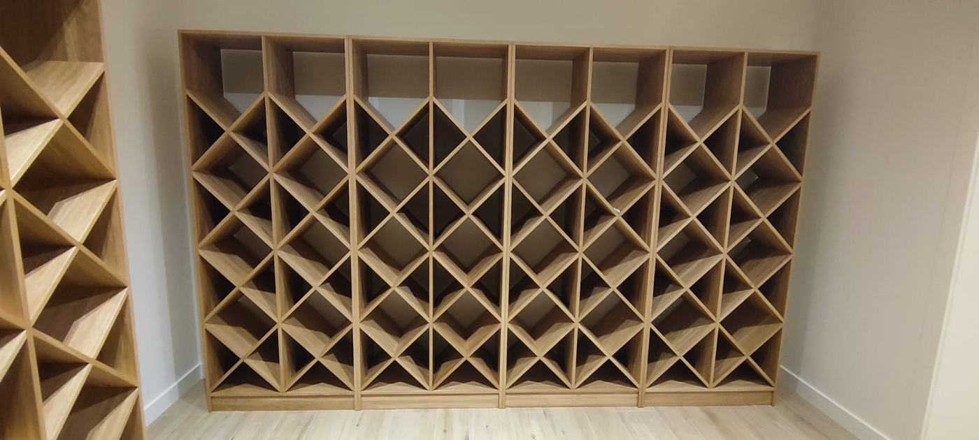 Bułgaria - Drewniane regały na wino