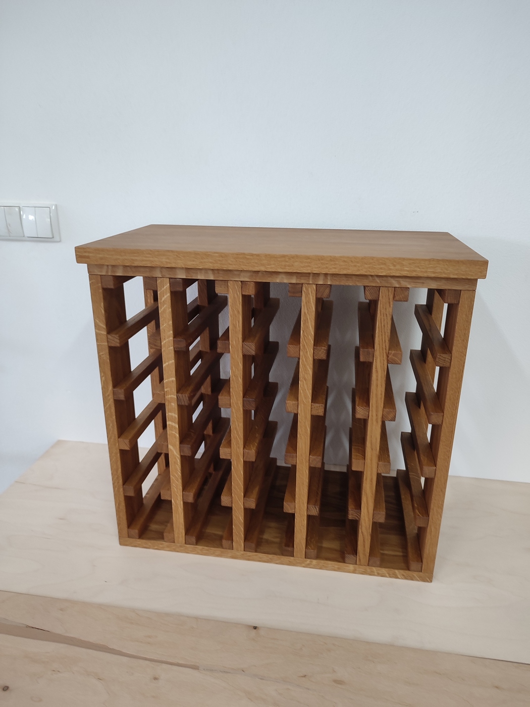 nowoczesny regał na wino drewniany