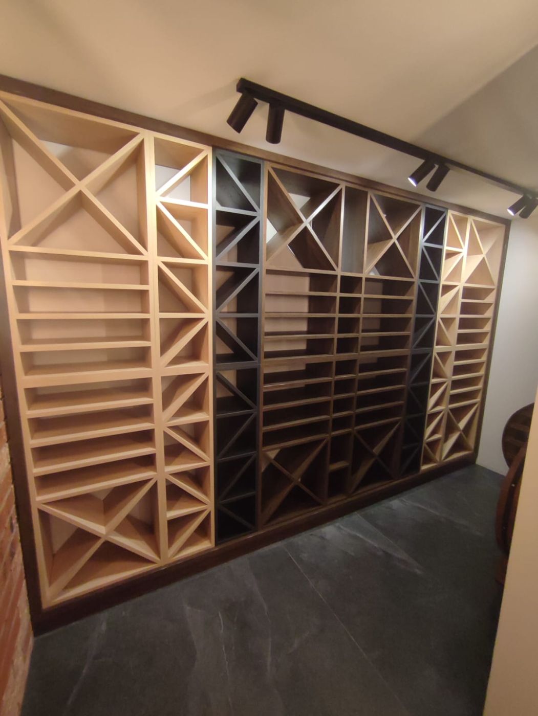 Regał na wino z płyty laminowanej Kołobrzeg