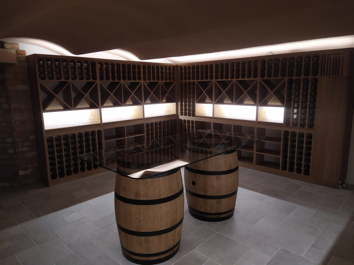 Realizacja Cieszyn - Drewniane regały na wino