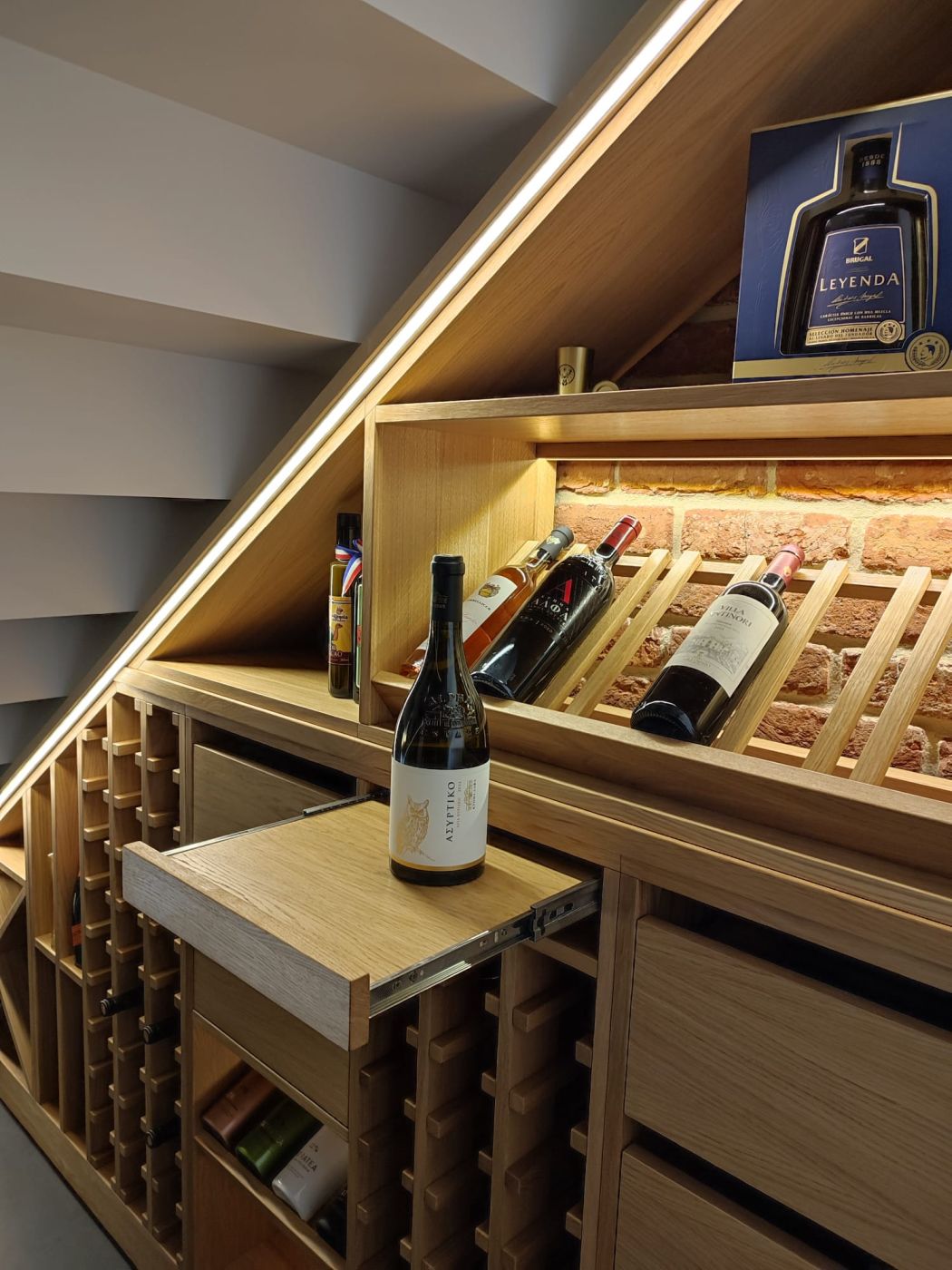 Realizacja Mogilany - Regały na wino z płyty Stolarskiej