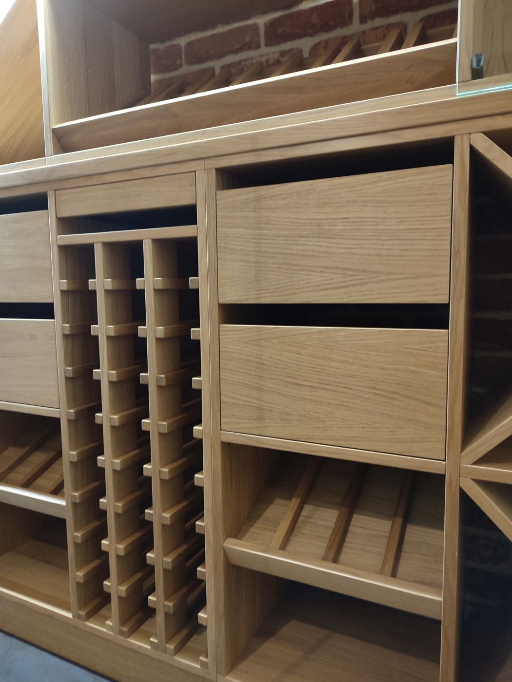 Regały na wino z płyty Stolarskiej na zamówienie Mogilany