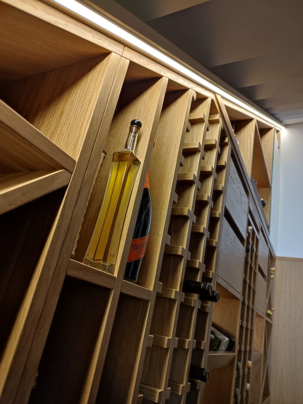 Regały na wino z płyty Stolarskiej na zamówienie