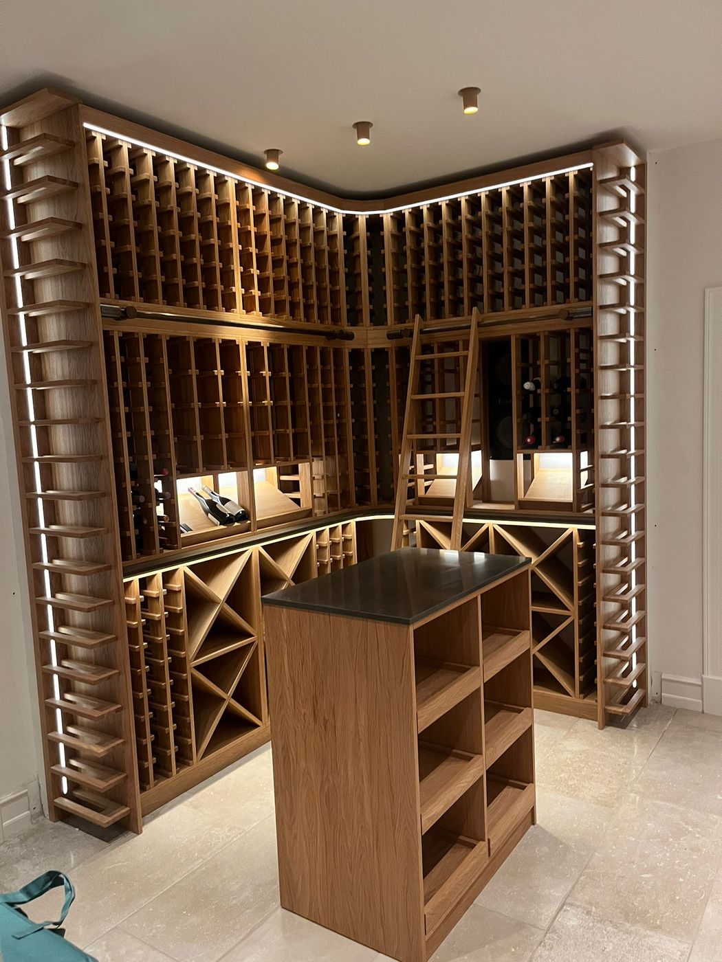 Realizacja Dania - Drewniane regały na wino