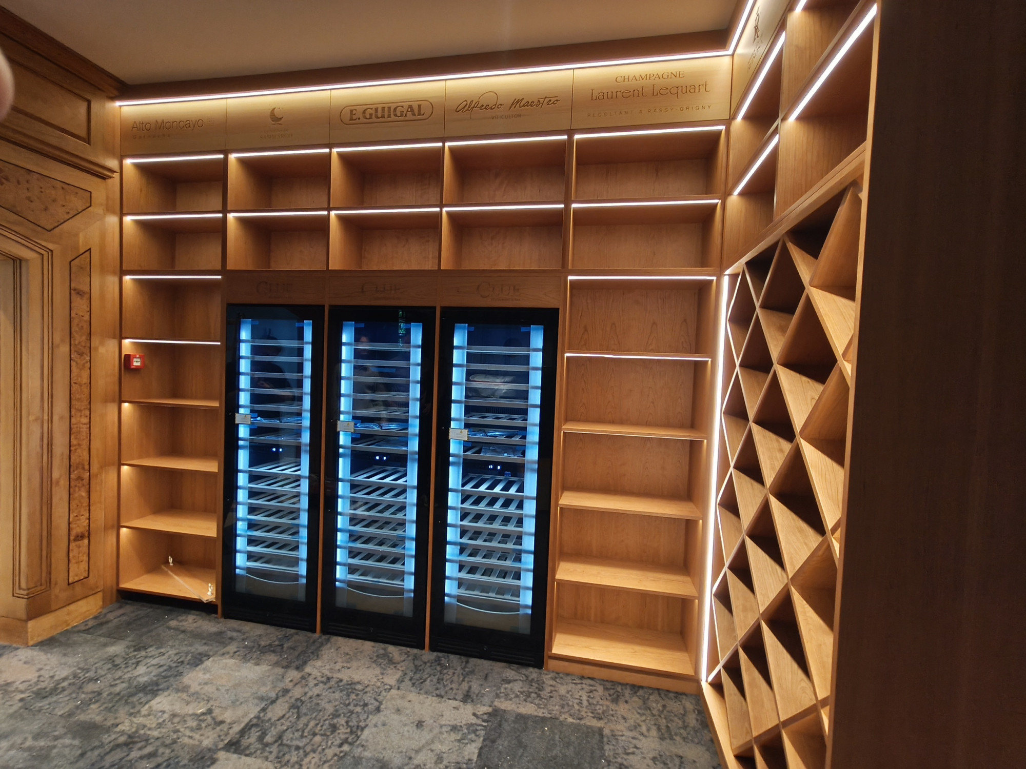 Realization Szczecin – Bespoke Wine Racks Made from Blockboard