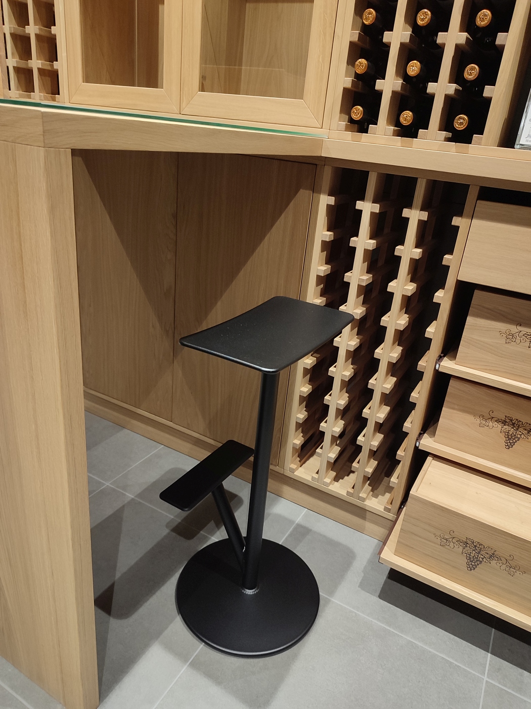 Drewniany regał na wino