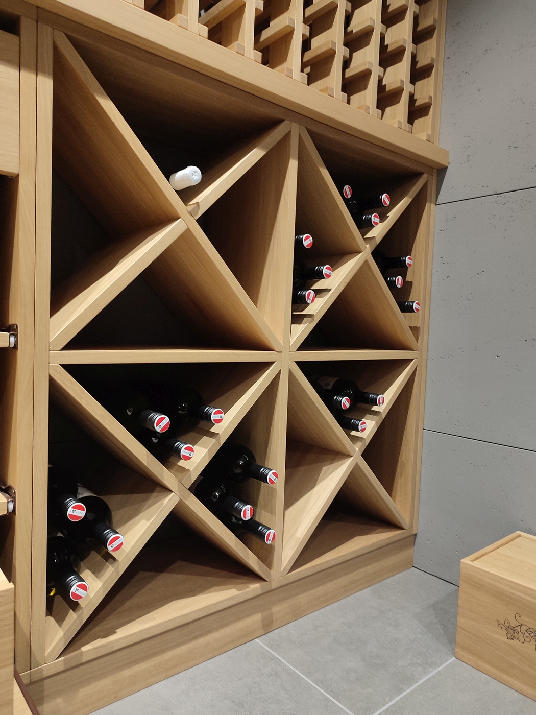 Drewniany regał na wino na zamówienie stolarz