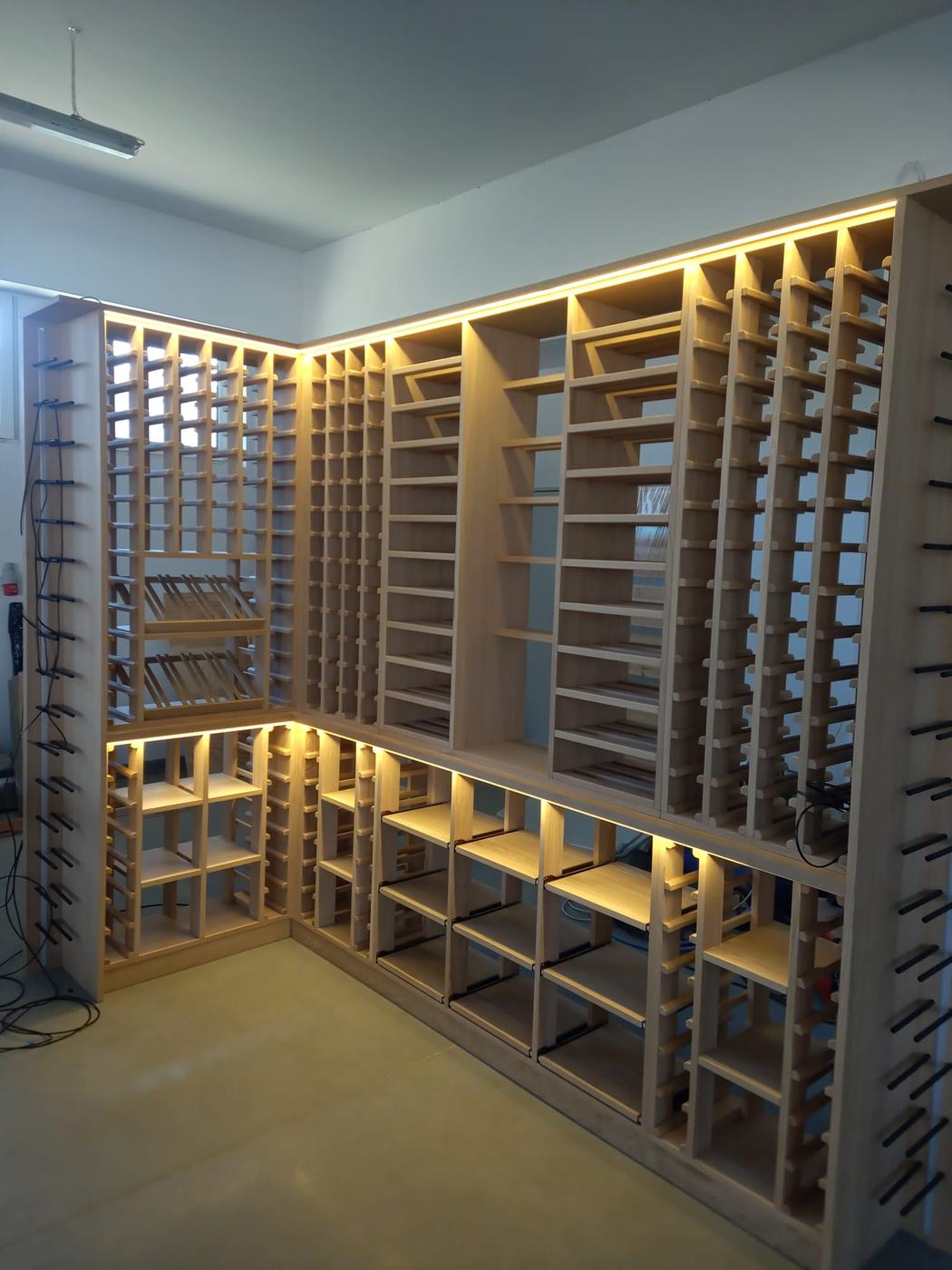 Realizacja Krzyszkowice - Drewniane regały na wino