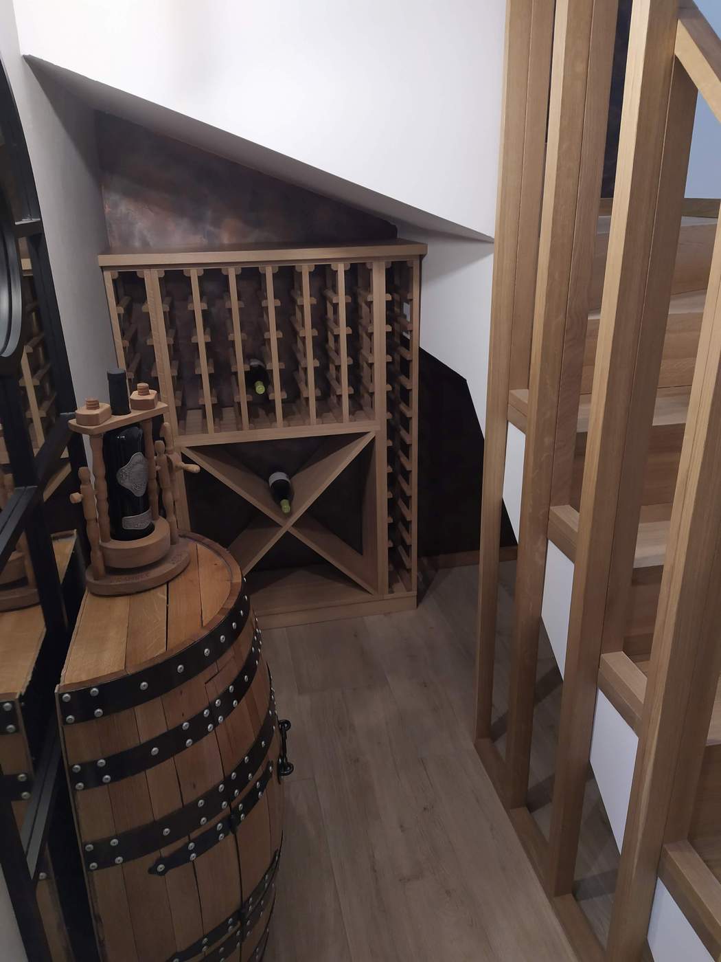 drewniany regał na wino na zamówienie Łódź