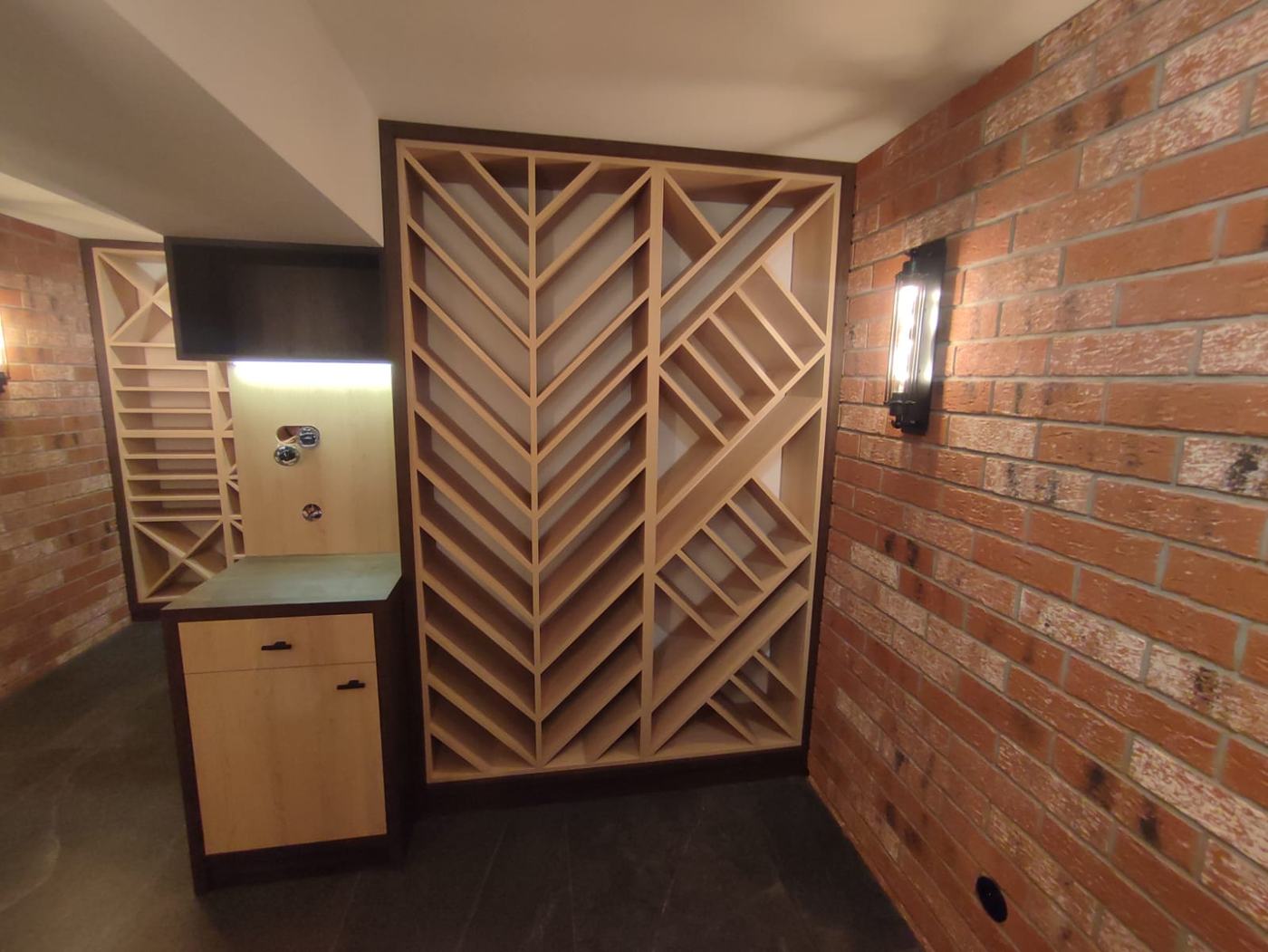 regały na wino drewniane – zamówienie Wrocław