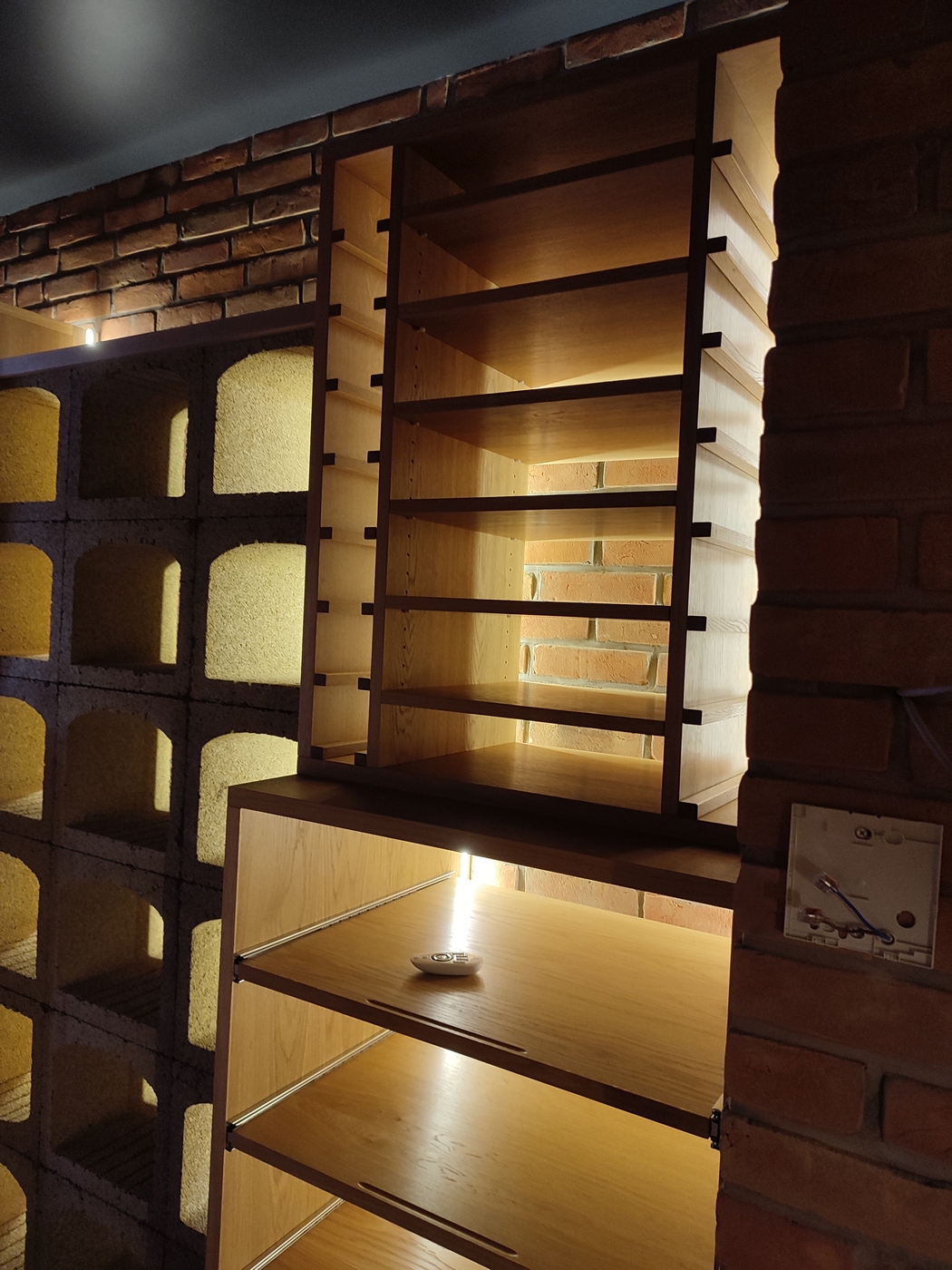 Realizacja Kuźnica - Drewniane regały na wino