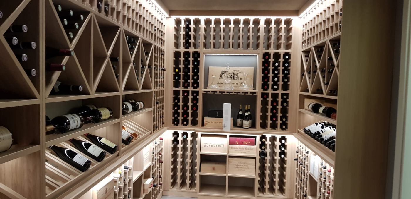 Realizacja Luksemburg - Drewniane regały na wino