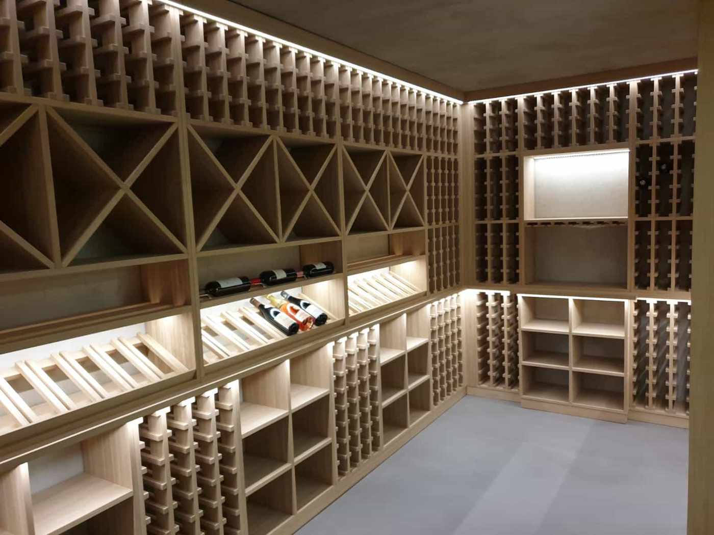 Realizacja Luksemburg - Drewniane regały na wino