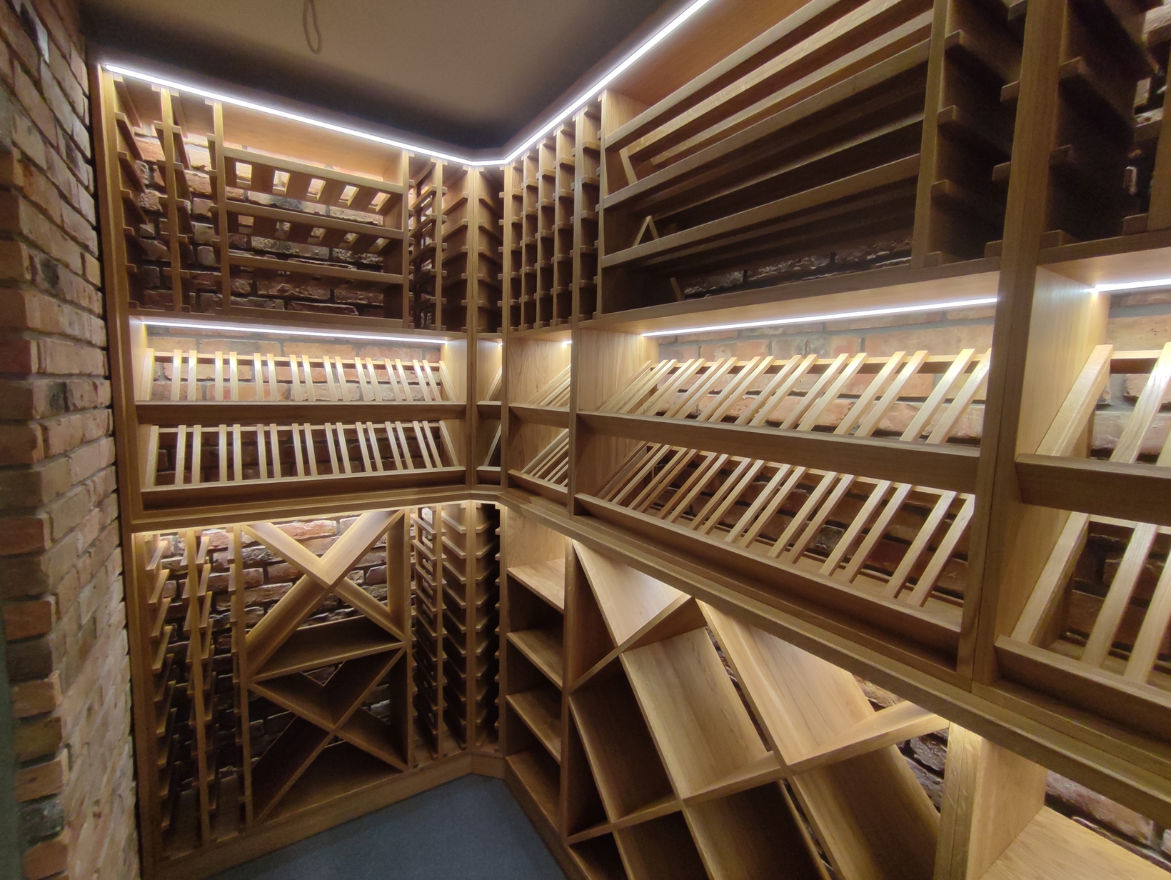 Realization Wloclawek – Wooden Wine Rack Installation