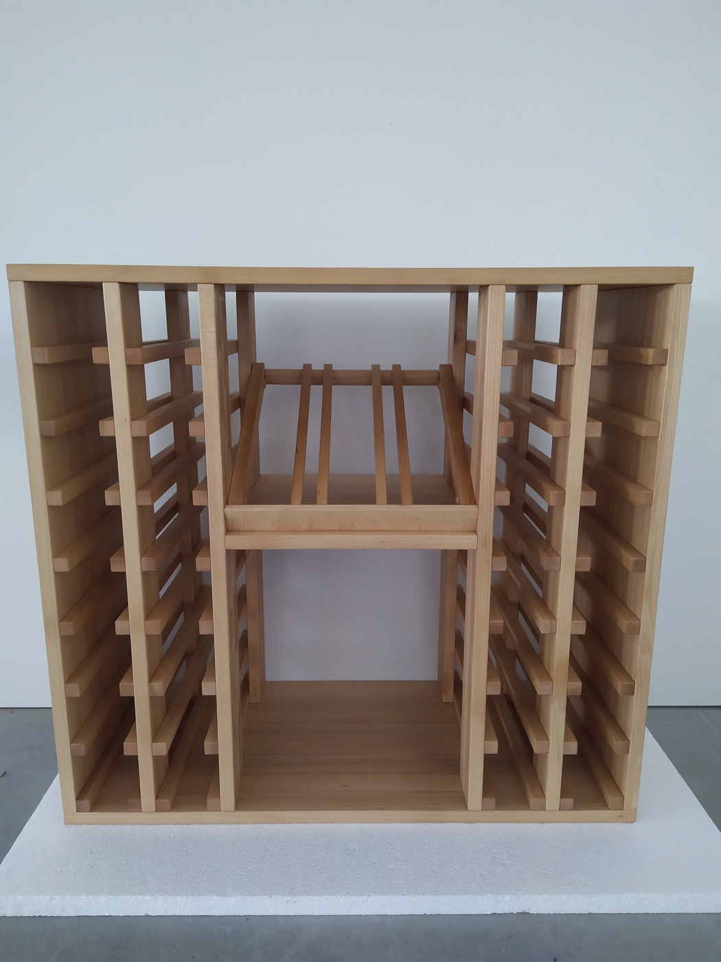 regał na wino stojący z drewna