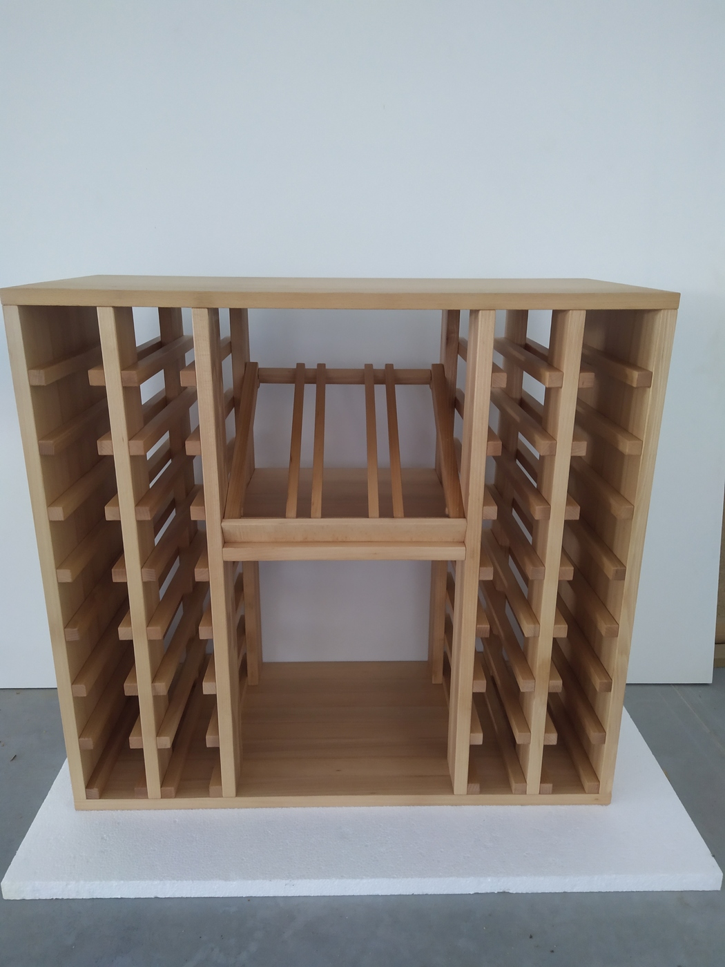 regał na wino wiszący drewniany