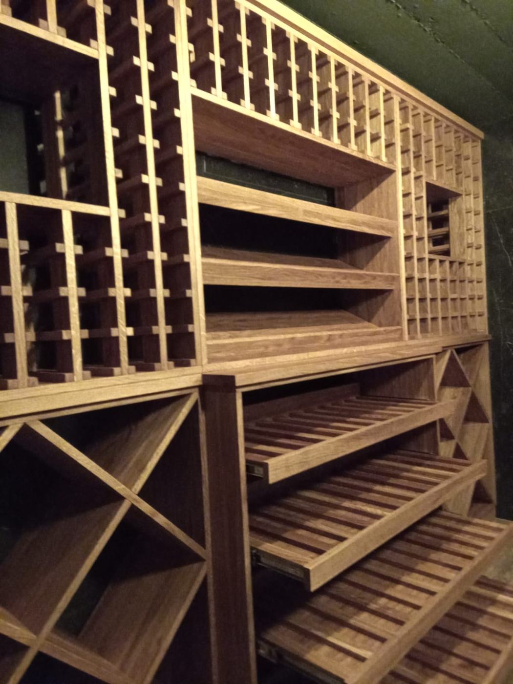 Realizacja Nałęczów - Drewniane regały na wino