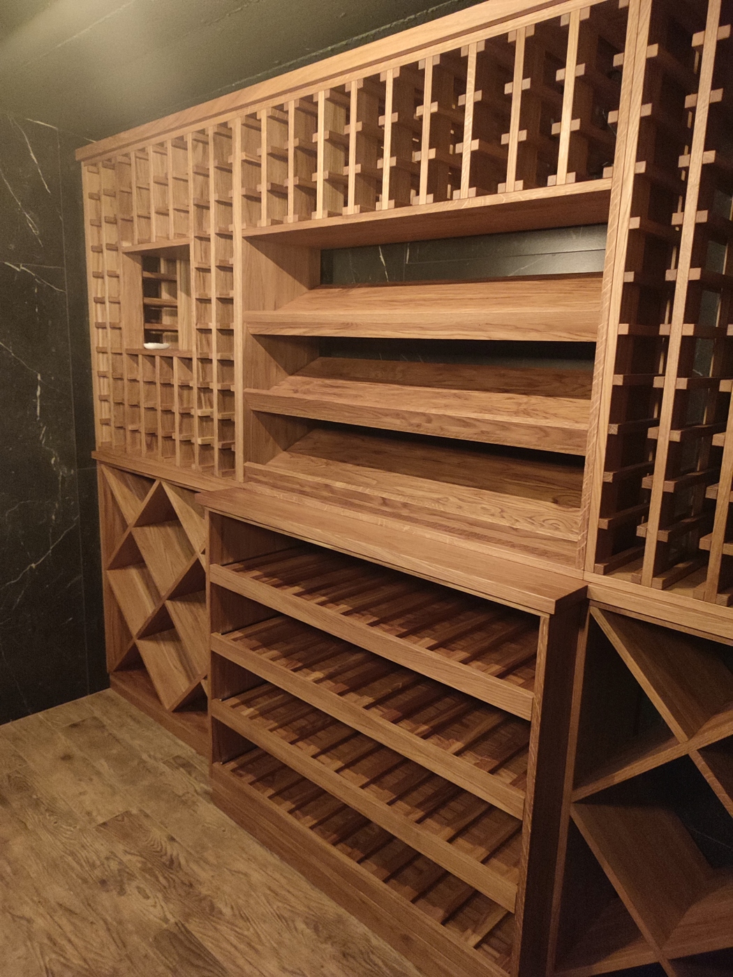 Drewniane regały na wino stolarz Nałęczów