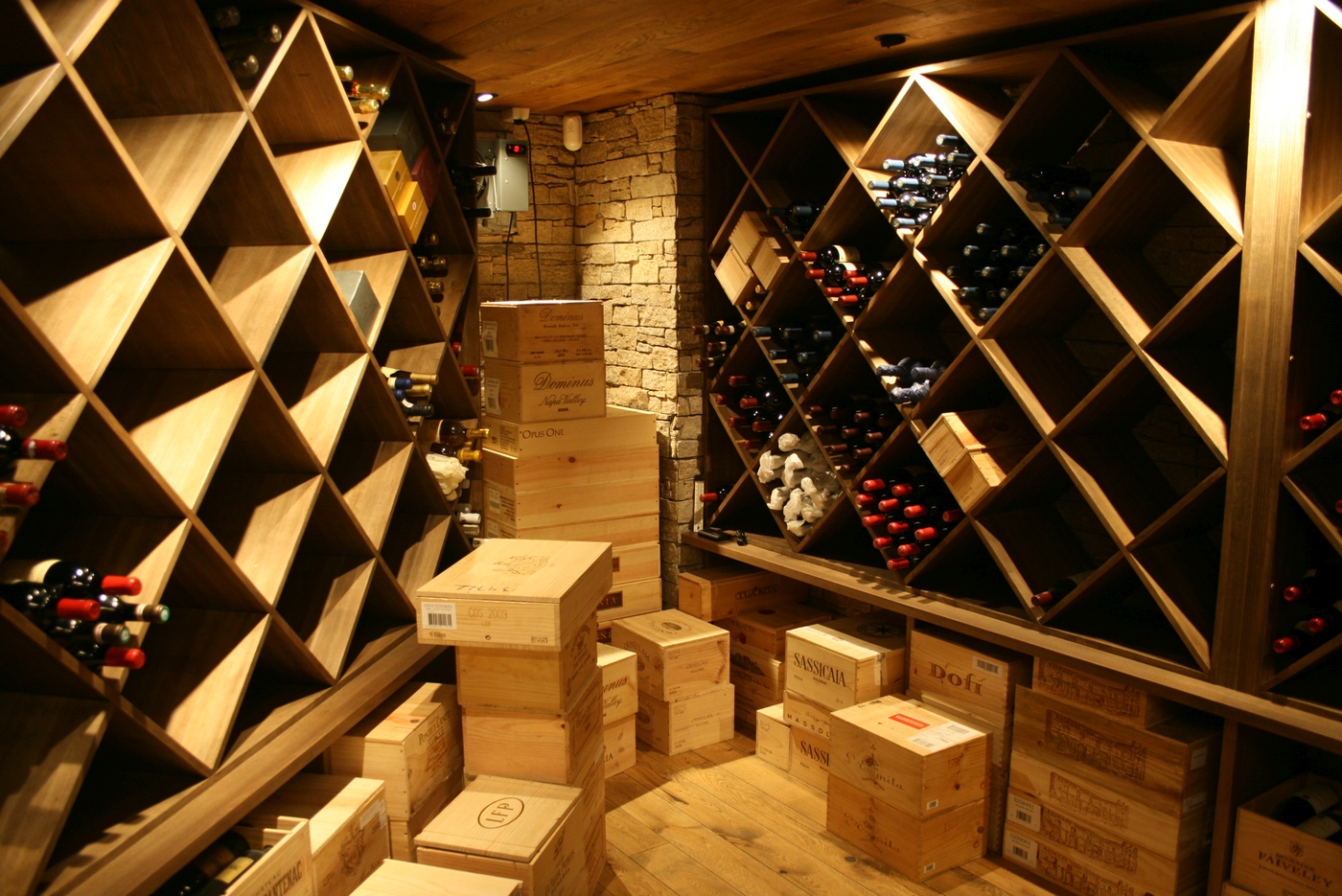 Realizacja Norwegia - Drewniane regały na wino