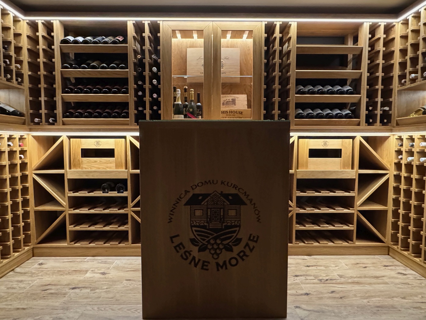 Realizacja Wilga - Drewniane regały na wino