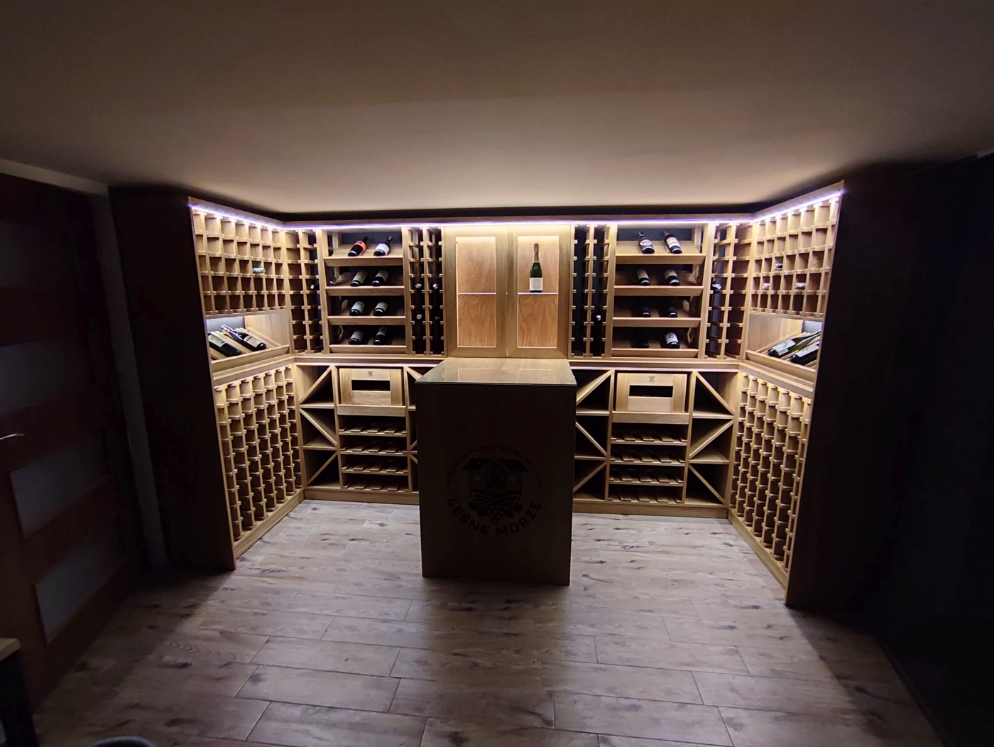 Wilga Drewniane regały na wino stolarstwo