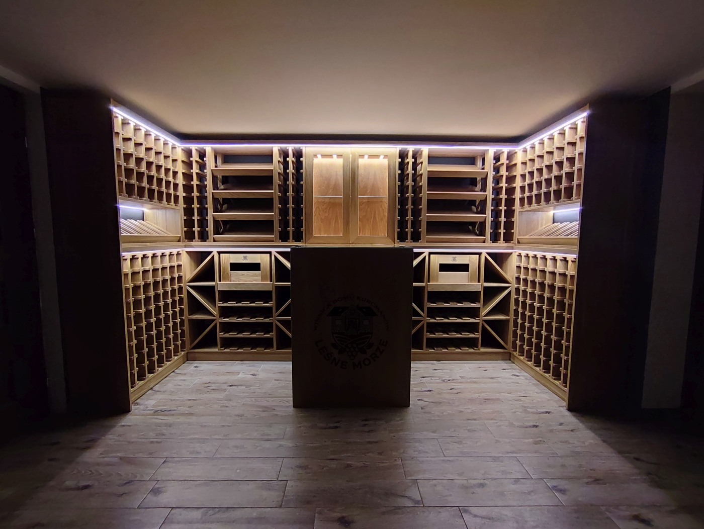 Drewniane regały na wino na zamówienie Wilga