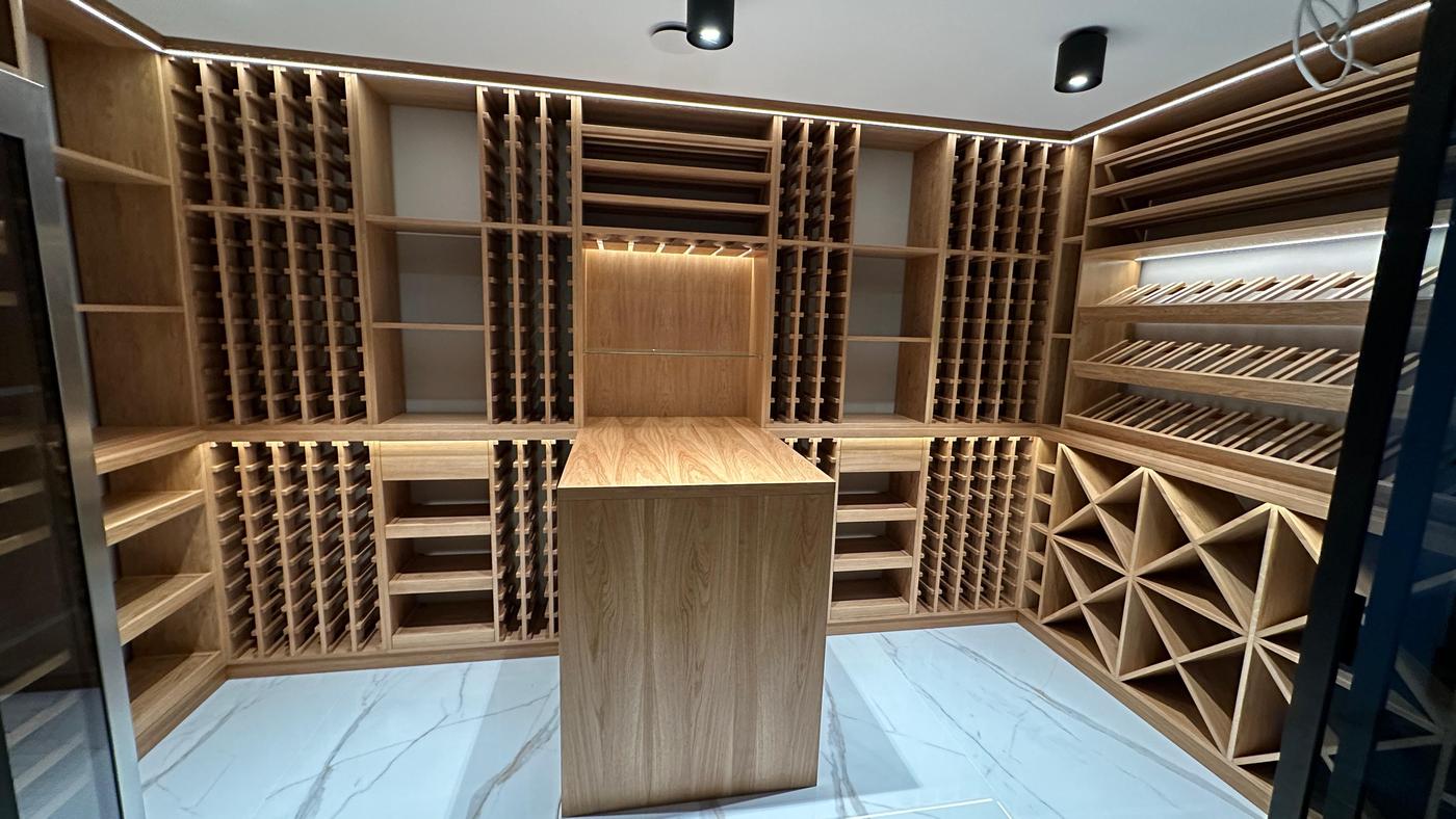 Realizacja Spalone - Drewniane regały na wino