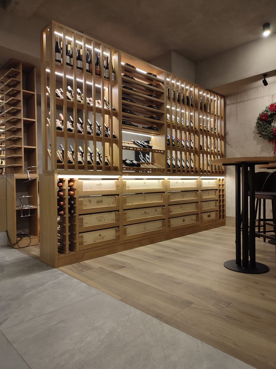 Realizacja Włoszczowa - Drewniane regały na wino