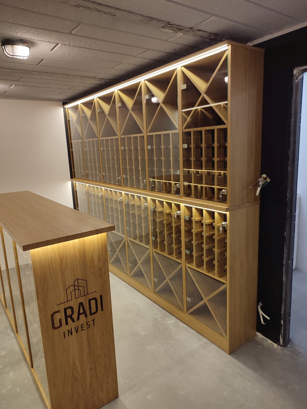 Realizacja Wrocław - Drewniane regały na wino